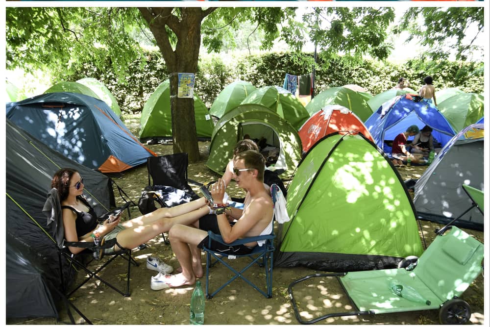 Here are 8 top tips from our experts on how to stay healthy at Glastonbury Festival. (Photo: Leon Neal/Getty Images, NENAD MIHAJLOVIC/AFP via Getty Images)