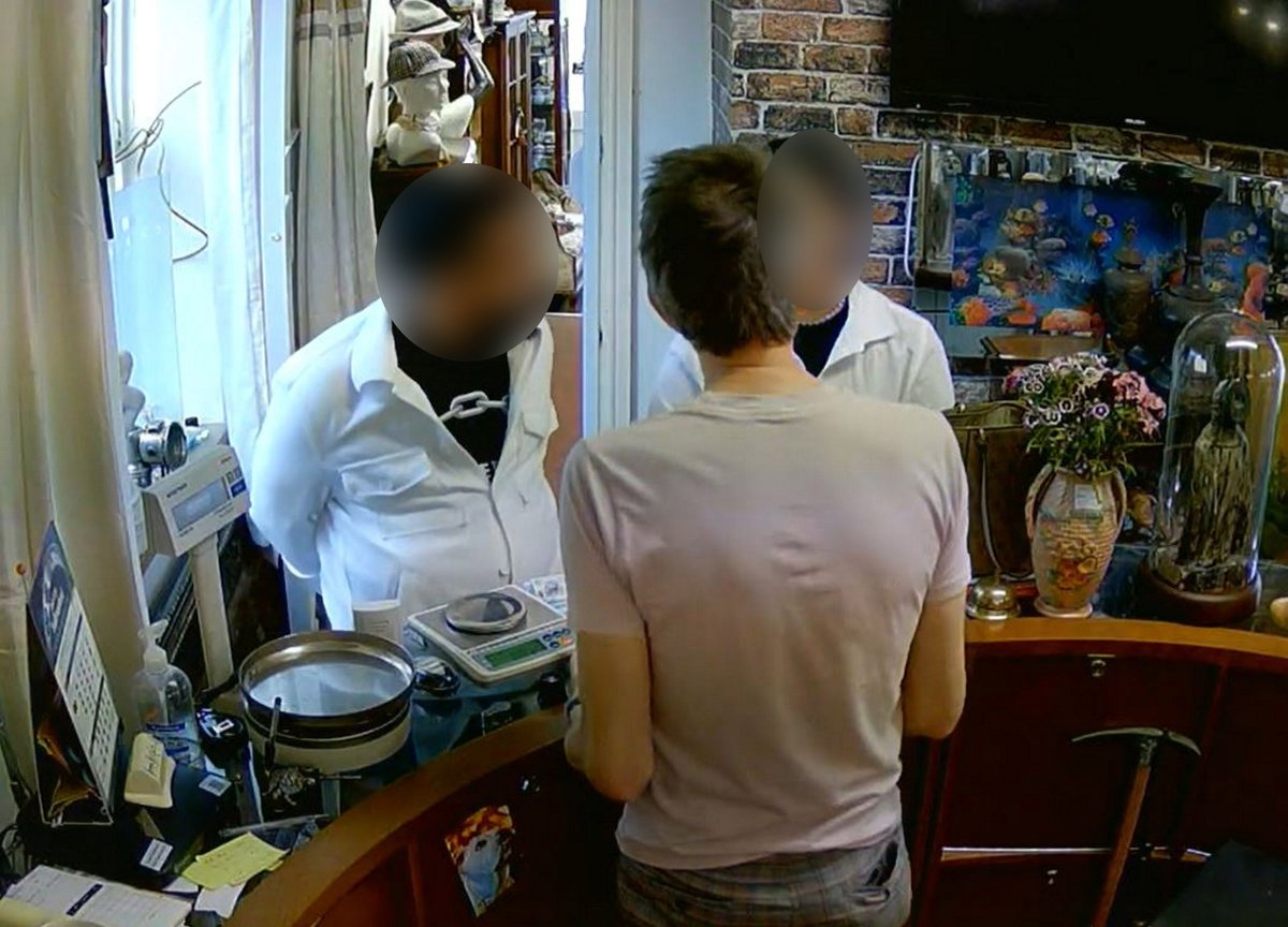 Fake gold fraudsters caught on CCTV: Con artists escape with cash after scamming pawnbroker