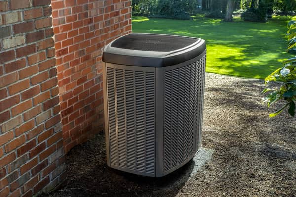 Installing an eco-friendly heat pump (photo: adobe)
