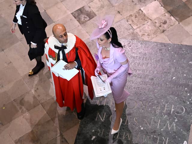 An amusing video has emerged of Katy Perry looking lost at Westminster Abbey for the coronation 