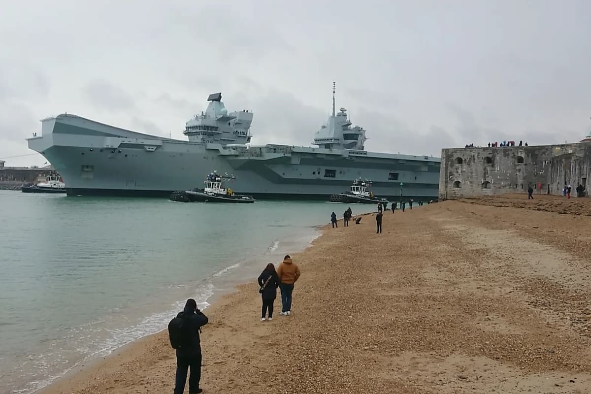Royal Navy: Sehen Sie sich Aufnahmen der HMS Queen Elizabeth an ...