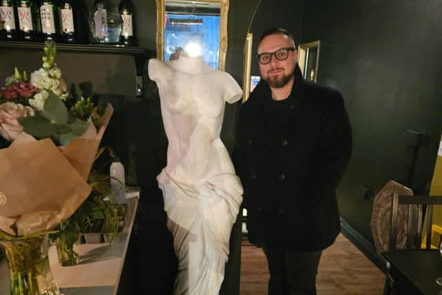 Mike Barnett has gifted  Smoke and Mirrors his Venus De Milo statue which is now on display in the venue. 