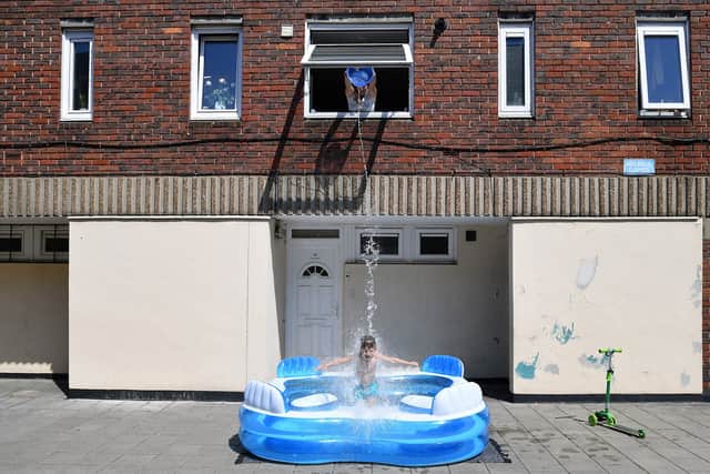 Staying cool during a heatwave in Hackney, London. (Photo: JUSTIN TALLIS/AFP via Getty Images)