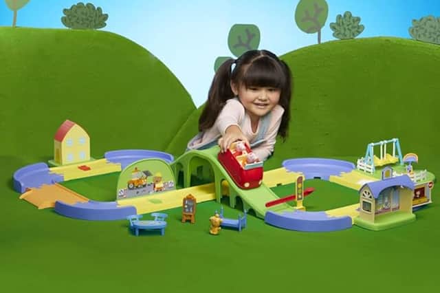 Peppa Pig All Around Peppa’s Town Set with Adjustable Track