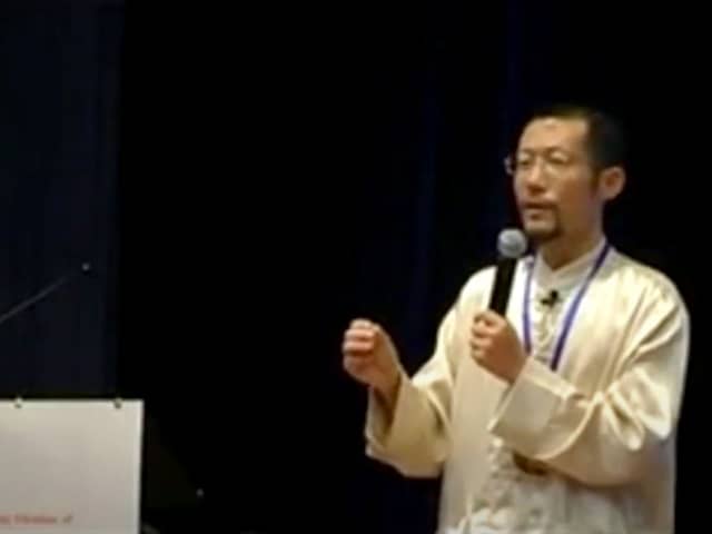 A video grab of Hongchi Xiao conducting a presentation on Paida Lajin therapy.