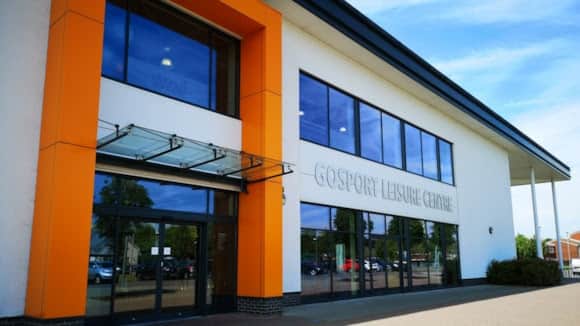 Gosport Leisure Centre has been granted planning permission for the construction of four covered flood-lit padel tennis courts at the site.