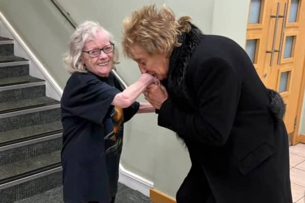 Rod Stewart dances with superfan during surprise hospital visit 