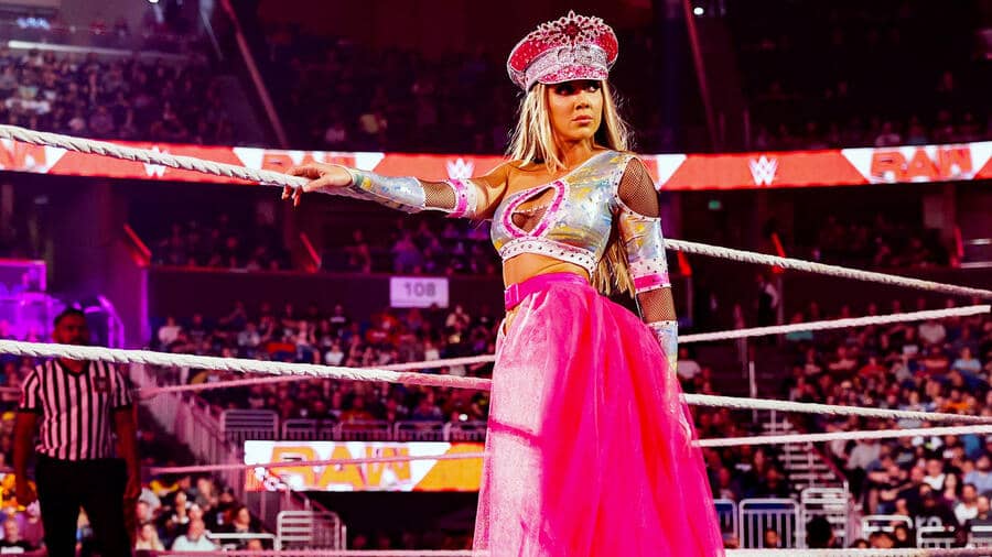 WWE US Women's Champion, Chelsea Green, faces a mystery opponent on tonight's episode of WWE Smackdown.