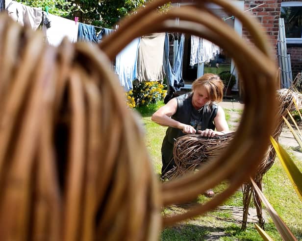 Helena Mellenchip, willow sculptor