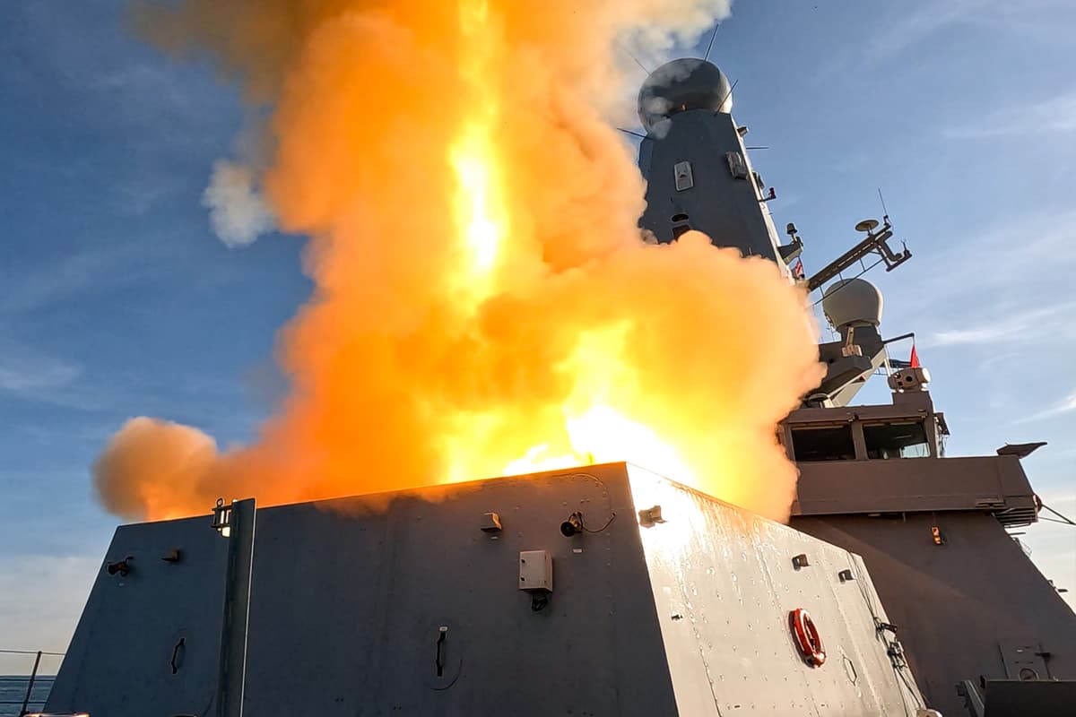 SEHEN SIE: Wilder Zerstörer HMS Dragon der Royal Navy eröffnet das Feuer ...