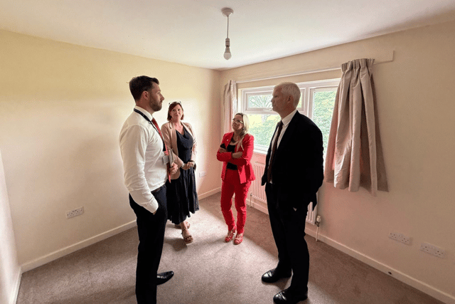 Minister for veterans and people, Al Carns, and Portsmouth North MP, touring military houses in Hilsea.