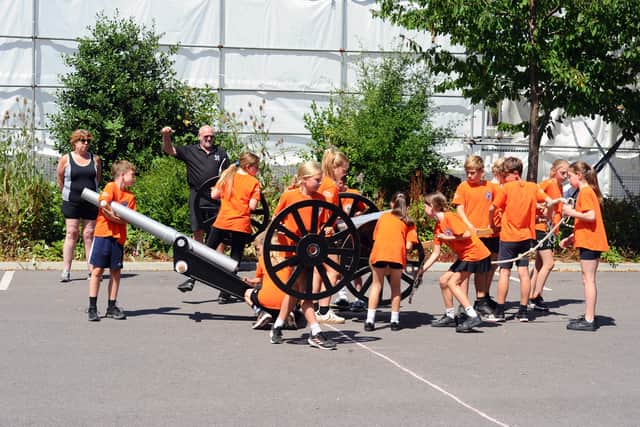 Schoolchildren disassembling the field gun.