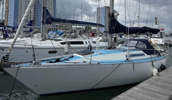 Seven people have been arrested after a yacht, carrying suspected illegal migrants, was picked up off the Isle of Wight coast.