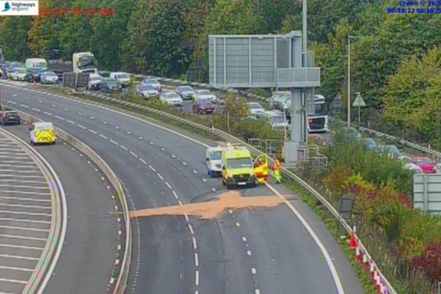 M27 nach Unfall mit zwei Lastwagen und Verletzten wieder geöffnet; 10 km ...