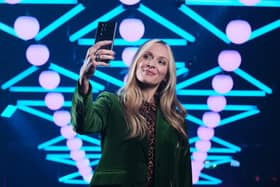 Fearne Cotton has teamed up with Samsung to go back to her chart show roots.