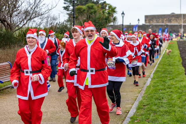 The Santa Fun Run at Southsea Castle. 



Picture: Mike Cooter (181222)