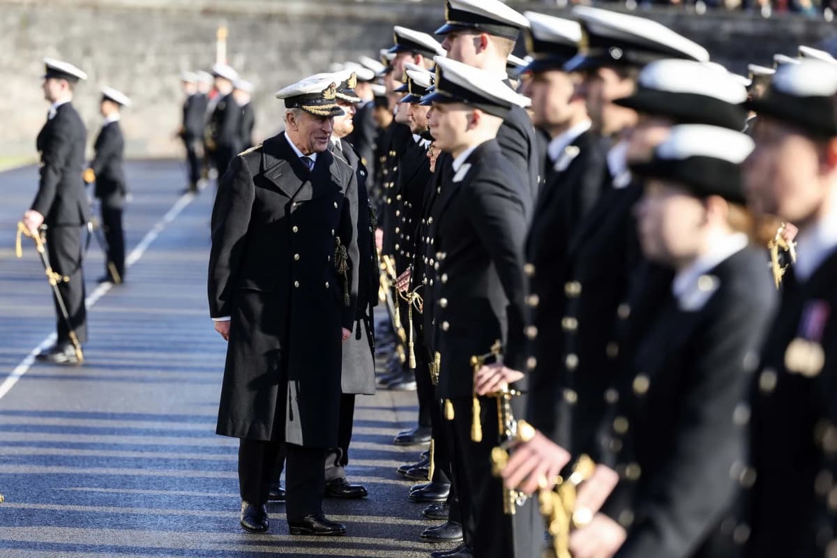 „Engagierte“ Matrosen der Royal Navy und Royal Marines bei ...