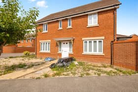 Set back from Union Road, this detached home pairs kerb appeal with private parking and garage access