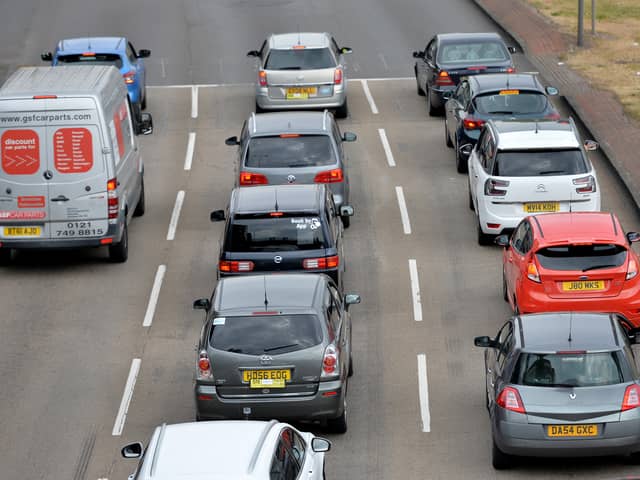 Taxi drivers among queuing traffic