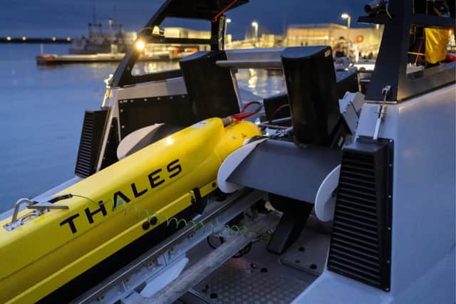 Adventure with a SAMDIS towed synthetic aperture multi-view sonar as payload.
