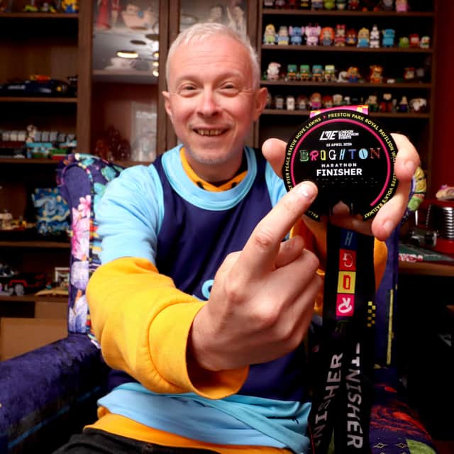 Blind runner and braille artist Clarke Reynolds has achieved a world first by completing the Brighton Marathon through the help of AI assisted glasses.