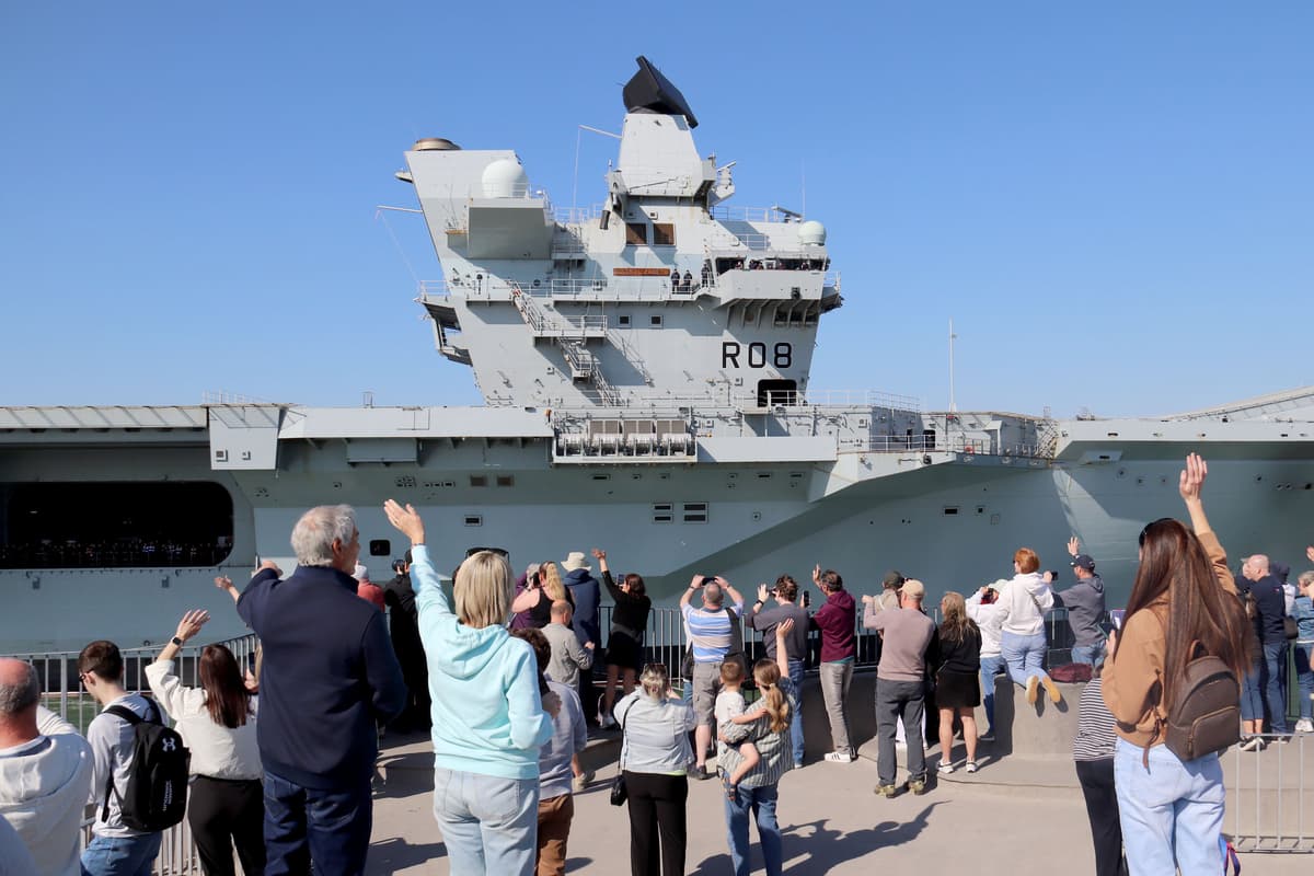Die HMS Queen Elizabeth sticht nach ihrer Rückkehr auf See von Portsmouth ...
