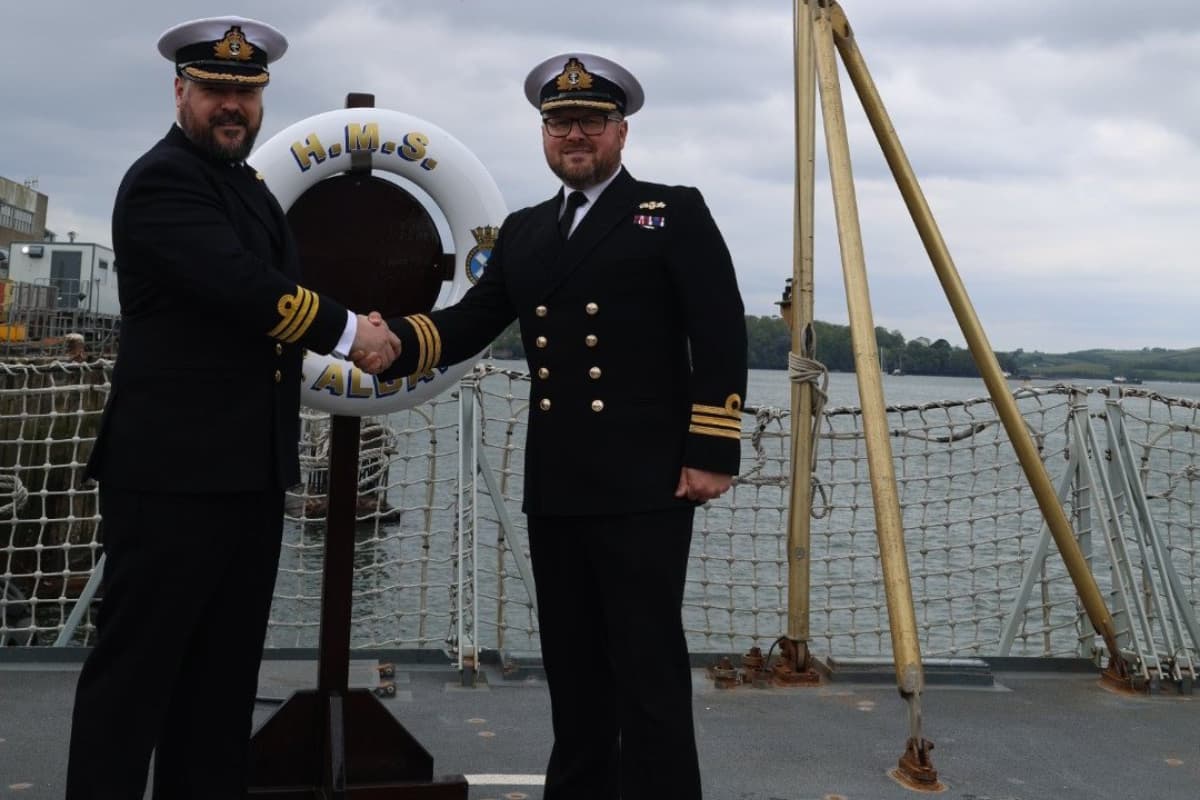 „Gute Fahrt“ für den Kommandanten der HMS St. Albans, der nach der ...