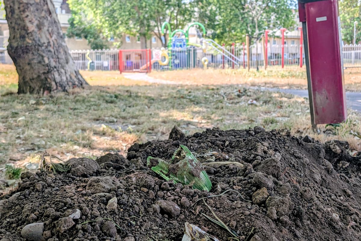 Anwohner befürchten, dass Erdhügel mit Glasscherben Einsatzfahrzeuge ...