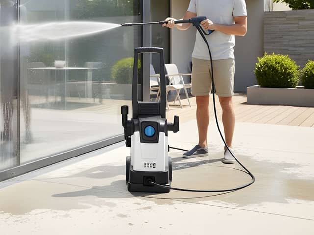 The portable 1600W pressure washer is advertised with up to 135-bar pressure and costs £40.99