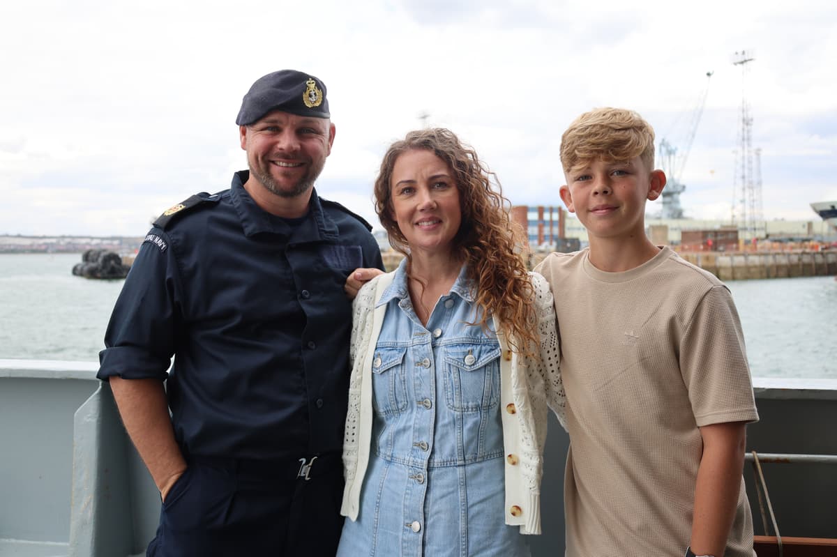 Ein wunderschöner Familientag: Angehörige segeln nach monatelangen ...