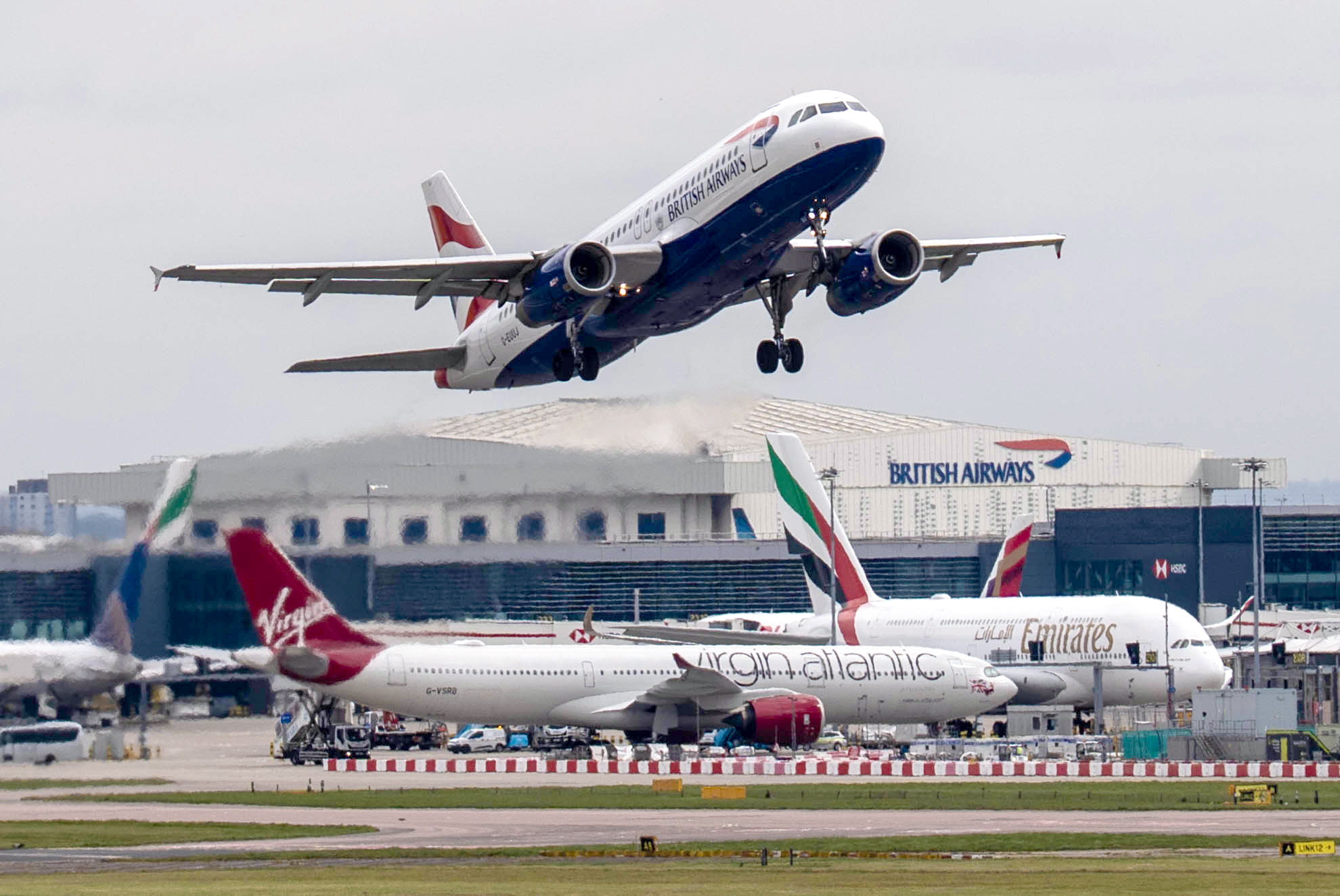 'Technical issue' at air traffic control centre in Swanwick disrupting flights departing the UK