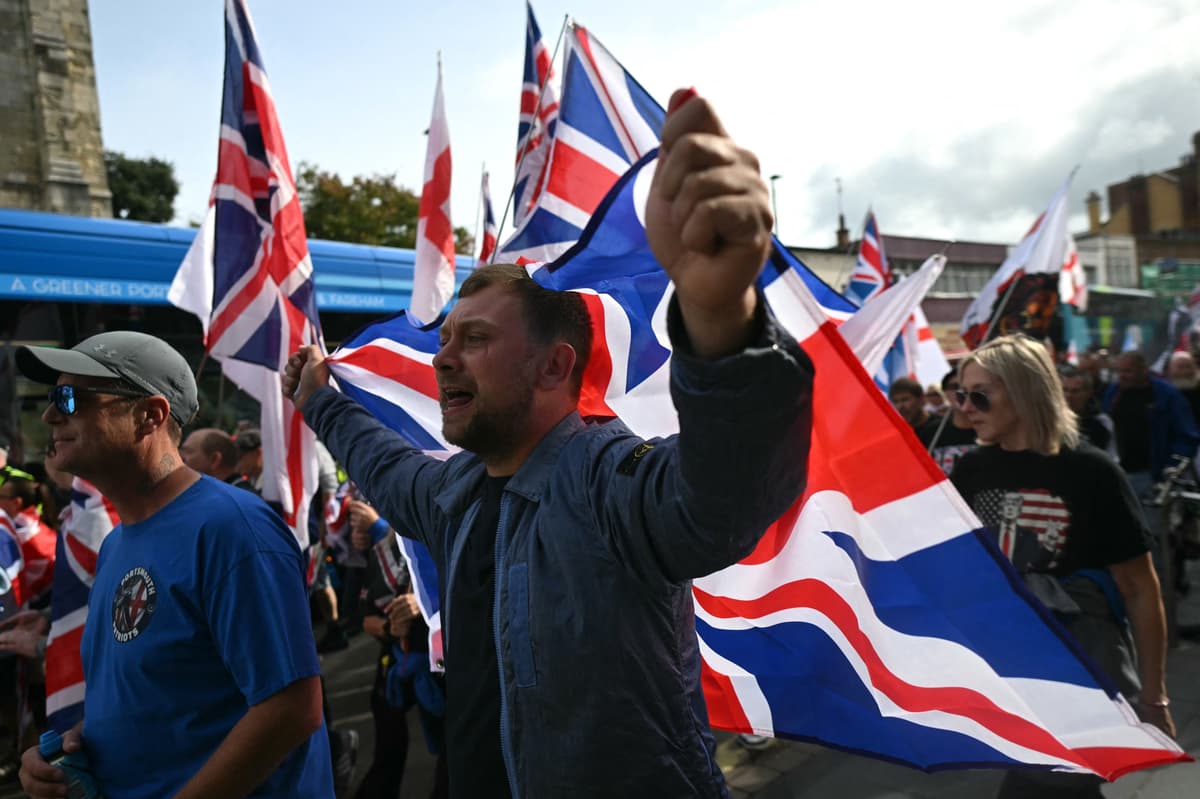 South Coast Patriots: Hundreds gather at anti-immigration protest in ...