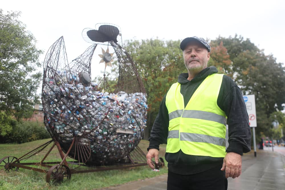 Treadgoldfish Sculpture at Queen Street Portsea, Portsmouth is being emptied of the thousands of plastic bottles for recycling on Wednesday 7th October 2026



Pictured: Artist Pete Codling with the Treadgoldfish



Picture: Habibur Rahman

