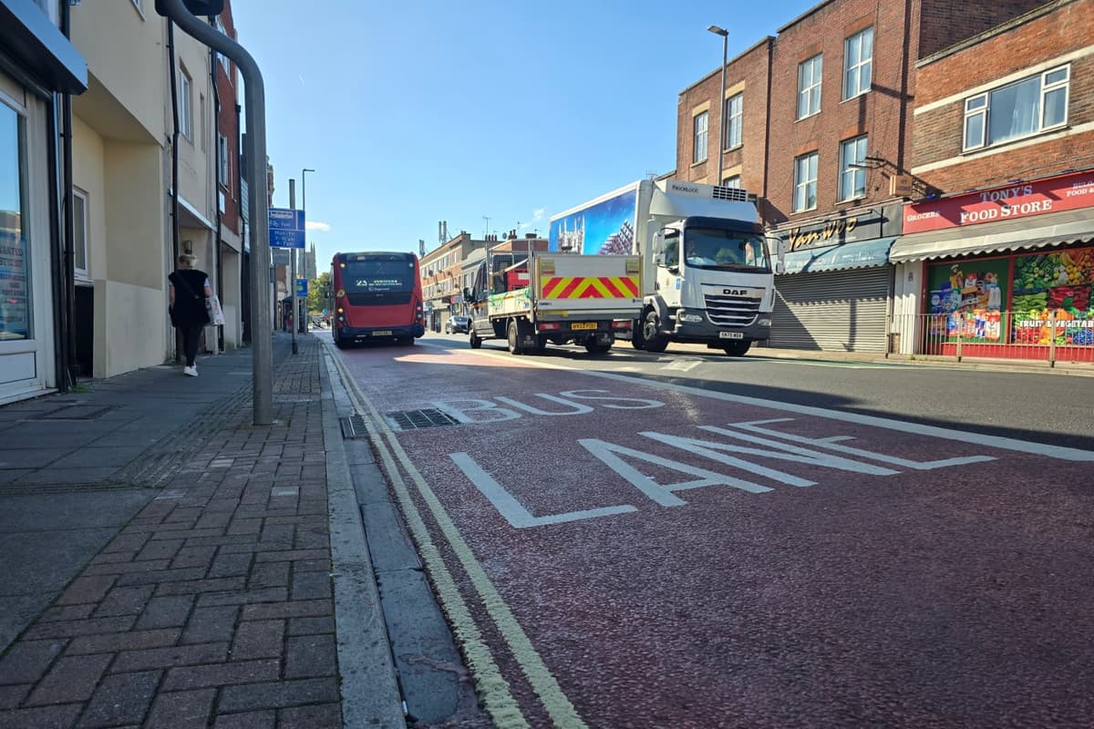 Going Bus โWeโre going to lose shopsโ: Kingston Road traders warn over bus lane