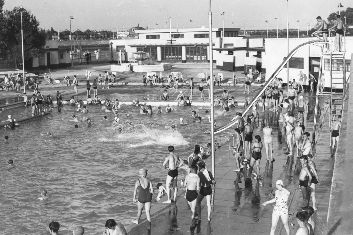 Dive in with 23 wonderfully nostalgic pictures of Portsmouth's Hilsea Lido over the years