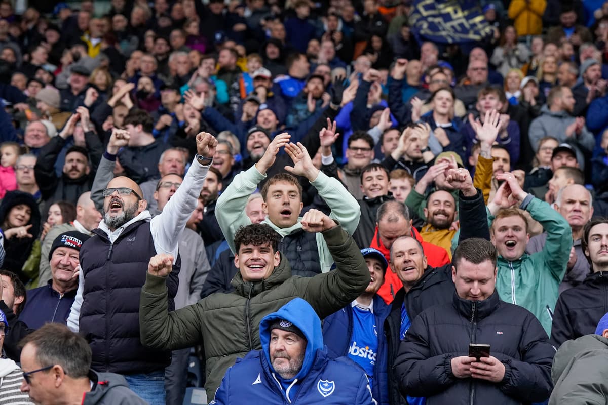 51 brillante Fotos von jubelnden Portsmouth-Fans, die den Sieg von ...
