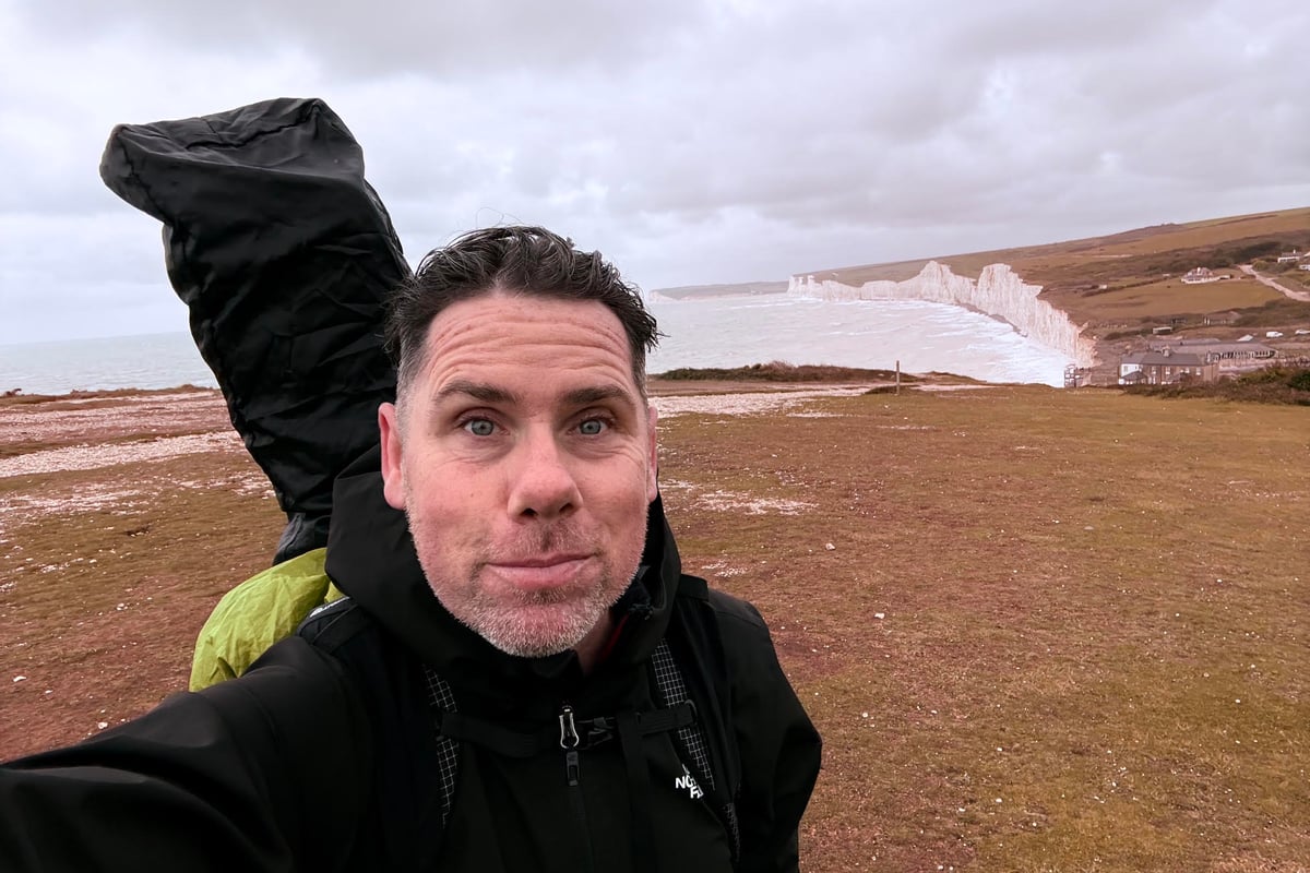 Singer walks from gig to gig on South Coast tour to raise money for charity