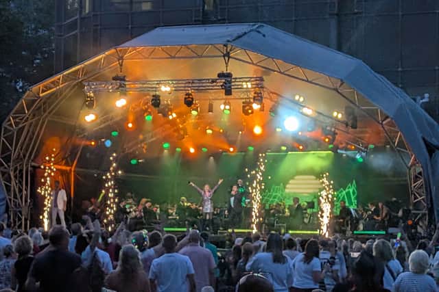 The singers arrive on stage BSO:Smash Hits 80s