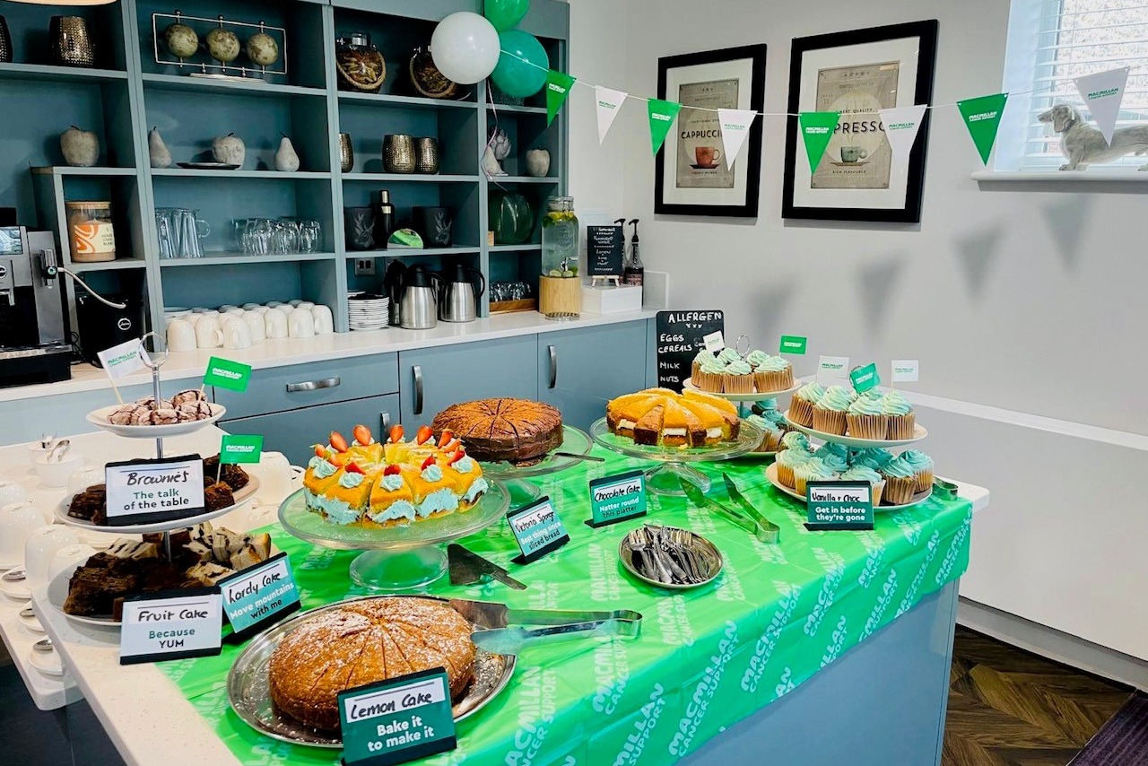 Pflegeheim feiert Kaffeekränzchen bei Macmillan-Kaffeevormittag