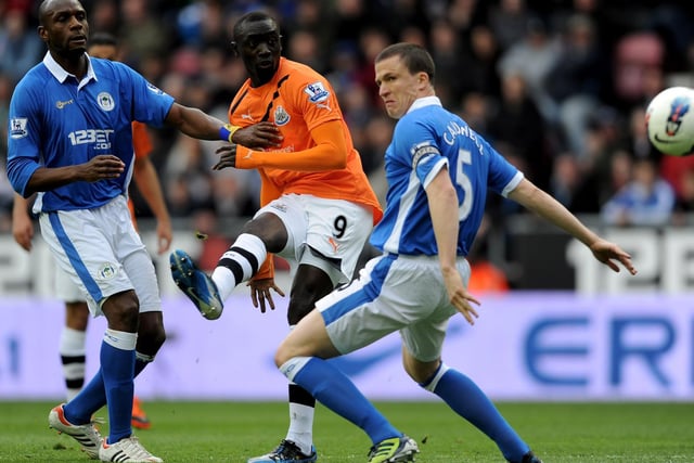 Emmerson Boyce and Gary Caldwell crowd out Papiss Cisse