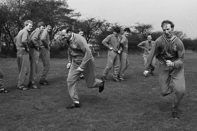 Charlton has a race with boss Don Revie as part of preparations for Leeds United's FA Cup final against Chelsea in April 1970. Photo by Ted West/Central Press/Getty Images.