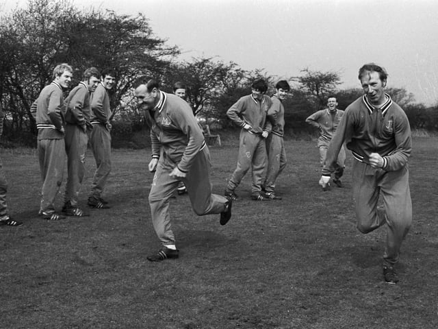 Charlton has a race with boss Don Revie as part of preparations for Leeds United's FA Cup final against Chelsea in April 1970. Photo by Ted West/Central Press/Getty Images.