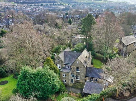 On the market with Charnock Bates, this six bedroom detached house is situated on a private tree lined drive within walking distance of Calderdale Royal Hospital. It benefits from four reception rooms and three bathrooms.