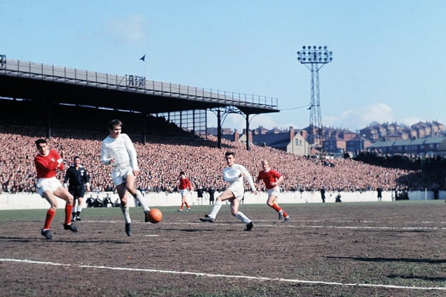 Leeds United in action against Manchester United, who they would lose the title to on goal average alone. (Varley Picture Agency)
