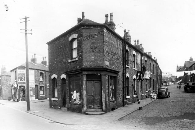 May 1960 and Accommodation Road is on the left, on the left edge is the corner of Melrose Street, next is Leith Street. The newsagents shop on the corner was 92 Accommodation Road.