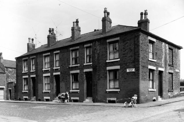 Fertile Place, a short street of brick-built terraced homes, back-to-back with Burns Street and located between Perth Street and Nippet Terrace in May 1960.