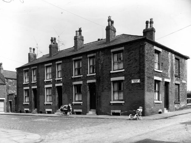 Fertile Place, a short street of brick-built terraced homes, back-to-back with Burns Street and located between Perth Street and Nippet Terrace in May 1960.