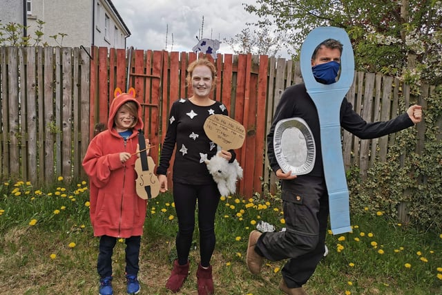 The Tweddle family dress as characters from the Hey Diddle Diddle nursery rhyme.