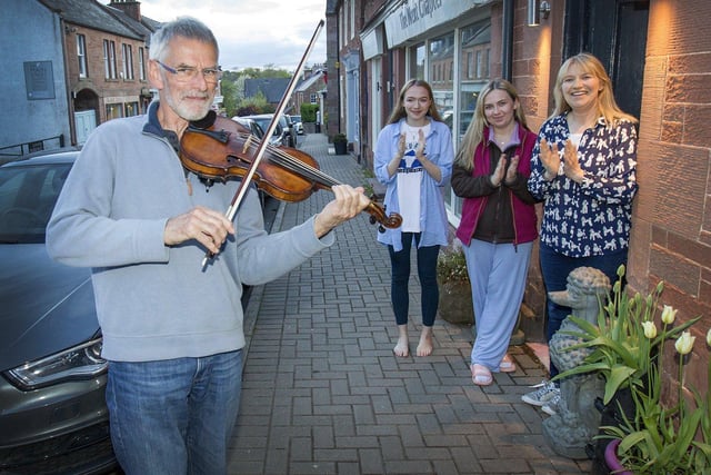 Fiddler Mike Anderson at St Boswells, with Ruby, Mimi and Pooee Pitman.