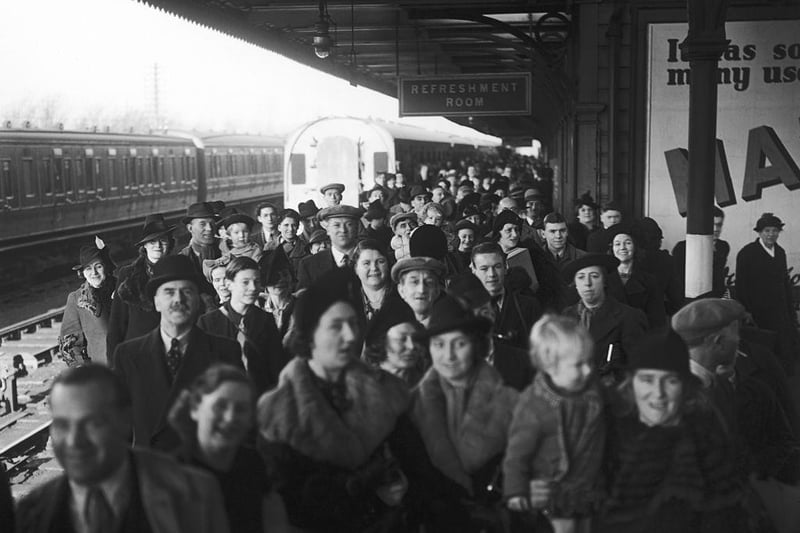 Parents and relatives of evacuees jam the platform waiting for a train to go see their loved ones in 1939. Photo: Getty Images